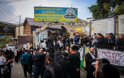 Des pèlerins juifs se rendent, à la veille de Rosh HaShana, sur la tombe du rabbin Nachman de Breslov à Ouman, en Ukraine, le 1ᵉʳ octobre 2024. (Crédit : Chaim Goldberg/Flash 90)
