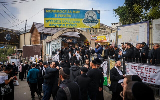 Des pèlerins juifs se rendent, à la veille de Rosh HaShana, sur la tombe du rabbin Nachman de Breslov à Ouman, en Ukraine, le 1ᵉʳ octobre 2024. (Crédit : Chaim Goldberg/Flash 90)