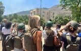 Illustration : Des diplomates européens visitent la ville en grande partie vide de Kiryat Shmona, le 11 juillet 2024. (Lazar Berman/Times of Israel)
