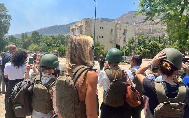 Illustration : Des diplomates européens visitent la ville en grande partie vide de Kiryat Shmona, le 11 juillet 2024. (Lazar Berman/Times of Israel)