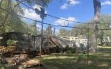 Une rangée de maisons incendiées par des terroristes du Hamas au kibboutz Nir Oz, le 30 septembre 2024 (Crédit : Jessica Steinberg/Times of Israel)