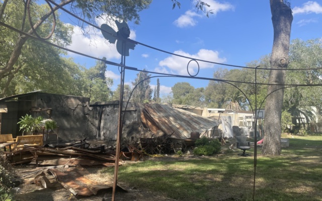 Une rangée de maisons incendiées par des terroristes du Hamas au kibboutz Nir Oz, le 30 septembre 2024 (Crédit : Jessica Steinberg/Times of Israel) Une rangée de maisons incendiées par des terroristes du Hamas au kibboutz Nir Oz, le 30 septembre 2024 (Crédit : Jessica Steinberg/Times of Israel)