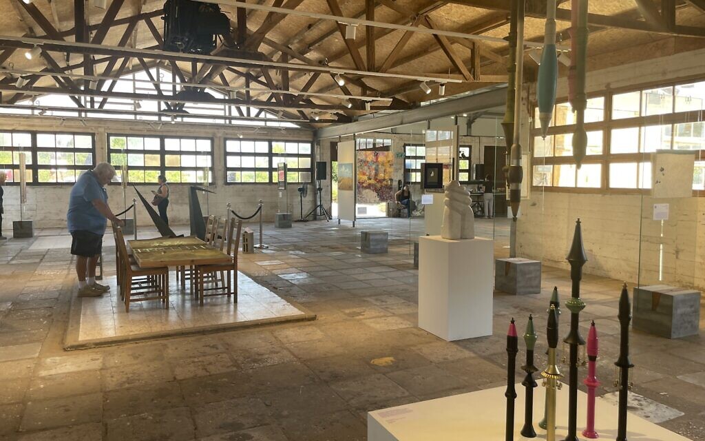 Limor Livne, membre du kibboutz Yad Mordechaï, a organisé « Et le soleil ne s'est pas arrêté », une exposition d'œuvres d'art israéliennes qui s'est ouverte le 8 octobre 2024, pour aider à redonner vie à sa communauté et à l'enveloppe de Gaza. (Crédit : Jessica Steinberg/Times of Israel)