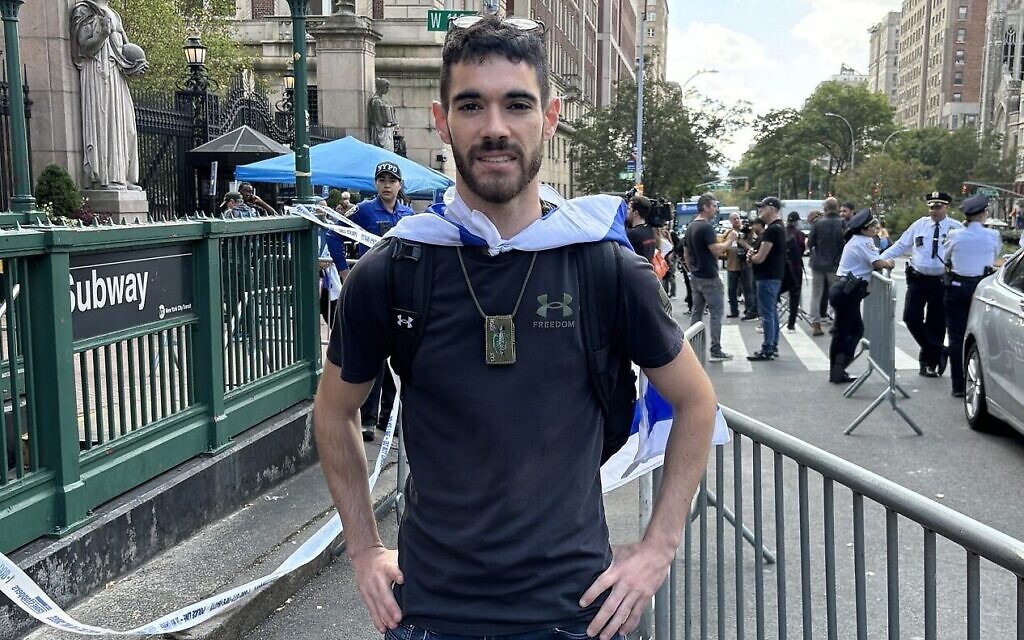 Kfir Slominski, étudiant à l'université de Yeshiva, est venu manifester son soutien aux étudiants de l'université de Columbia, le 7 octobre 2024. (Crédit : Cathryn J. Prince)