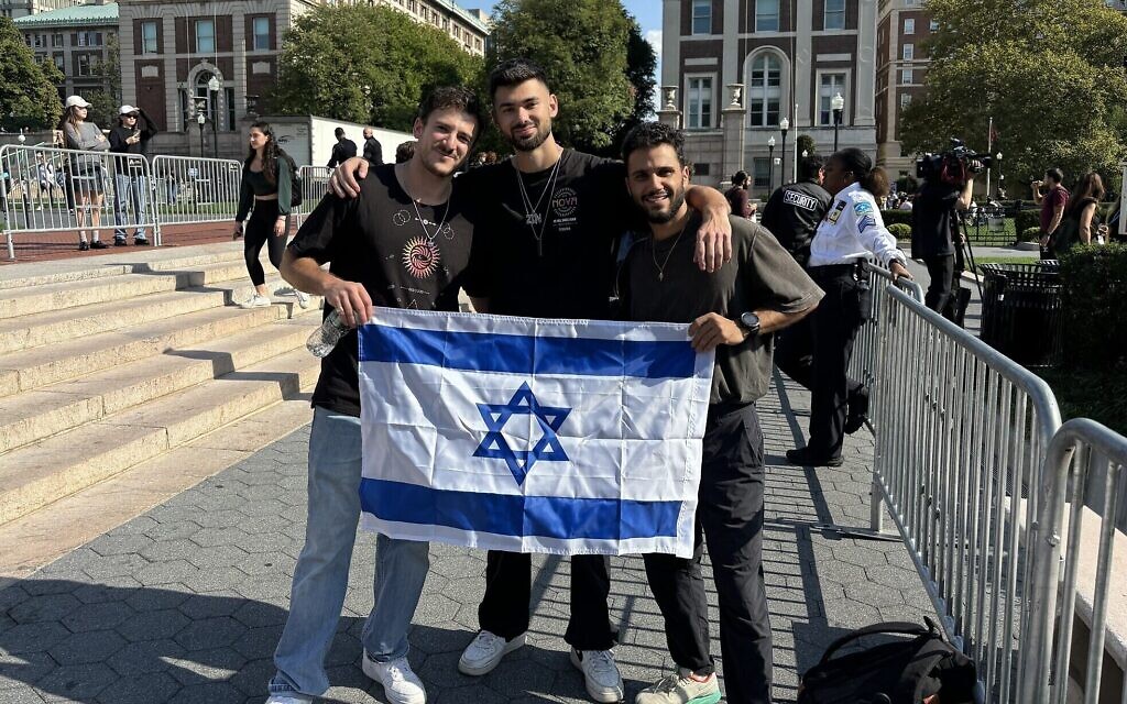 De gauche à droite : Ariel Nurieli, Ezra Saragosse et Mikael Rochman se tiennent ensemble sur le campus principal de l'université de Columbia, le 7 octobre 2024. (Crédit : Cathryn J. Prince)