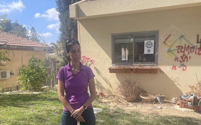 Batsheva Yahalomi devant son kibboutz à Nir Oz, le 30 septembre 2024, à l'endroit où son mari, ses trois enfants et elle-même ont été pris en otage le 7 octobre 2023. (Crédit : Jessica Steinberg/Times of Israel)