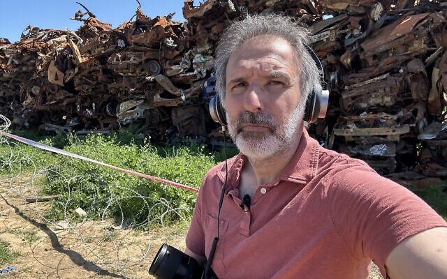 Igal Hecht au " cimetière des voitures" pendant le tournage de "The Killing Roads", au mois de mars 2024. (Autorisation : Chutzpah Productions)