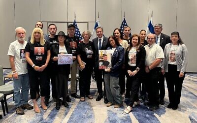 Cette photo diffusée par le Forum des familles des otages et des disparus montre des parents d'Israéliens retenus en otage à Gaza par le Hamas rencontrant le secrétaire d'État américain en visite, Antony Blinken, le 22 octobre 2024. (Forum des familles d'otages et de disparus)