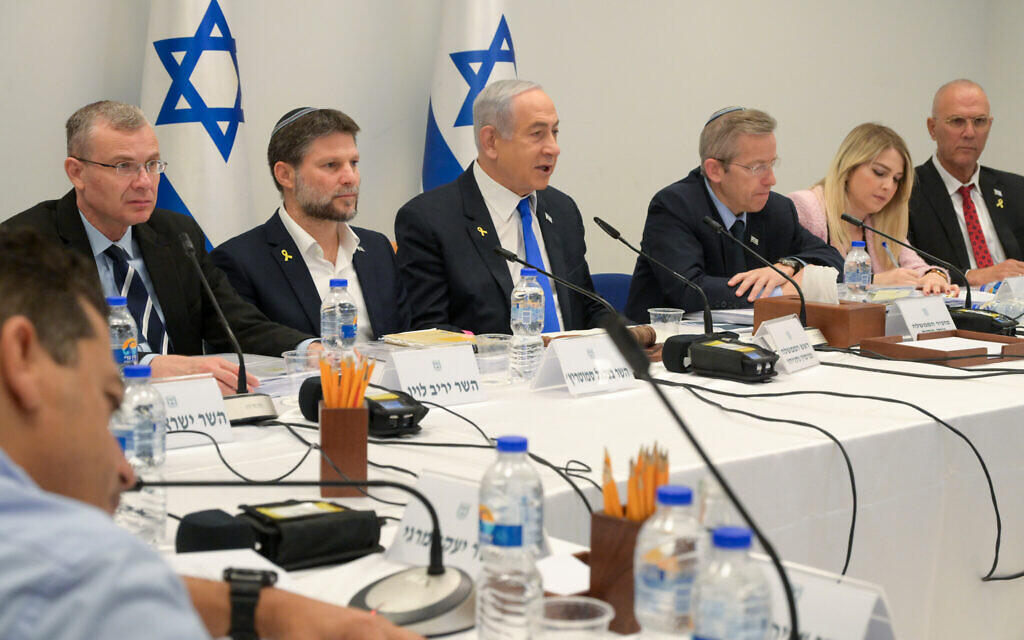 Le Premier ministre Benjamin Netanyahu au début de la réunion du cabinet destinée à approuver le budget de l'État pour 2025, le 31 octobre 2024. (Crédit : GPO)
