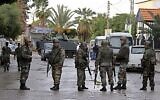 Des soldats de l'armée libanaise déployés après des affrontements entre hommes armés sunnites et chiites dans la ville portuaire de Sidon, dans le sud-Liban, le 11 novembre 2013. (Crédit : Mohammed Zaatari/AP)