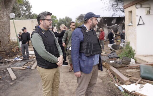 Le rabbin Noah Farkas, à gauche, PDG et président de la Fédération juive de Los Angeles, visite des kibboutzim ravagés près de la frontière de Gaza peu après l'attaque terroriste du 7 octobre..