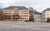 Palais du Gouvernement sur la Place de la Planta, à Sion, dans le canton de Valais (Suisse), le 24 novembre 2013. (Crédit : JoachimKohler-HB / CC BY-SA 4.0)