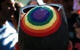 Un Israélien porte une kippa aux couleurs de l'arc-en-ciel lors du défilé de la Gay Pride à Jérusalem, le 21 juillet 2016. (Crédit : Thomas COex/AFP/Getty Images via la JTA)