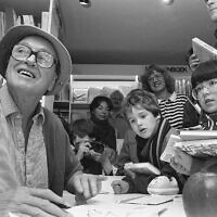 Image principale : Roald Dahl signe des autographes pour de jeunes fans à Amsterdam, le 12 octobre 1988. (Domaine public)