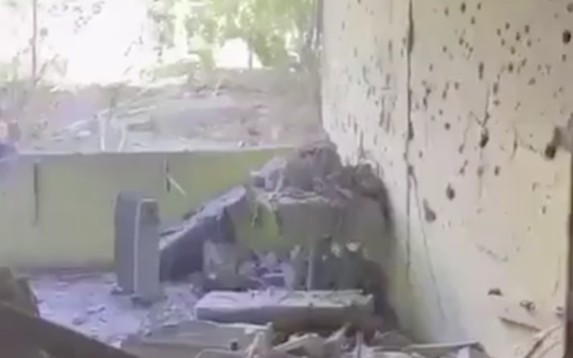 Les dégâts causés à une maison dans la ville de Shlomi, dans le nord du pays, après une attaque de roquettes du Hezbollah, sur des images partagées le 19 octobre 2024. (Crédit : Capture d'écran/Armée israélienne ; utilisée conformément à la clause 27a de la loi sur le droit d'auteur)