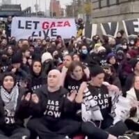 Illustration : Des manifestants d'extrême gauche ont fermé le pont de Manhattan lors d'une manifestation appelant à un cessez-le-feu à Gaza le 26 novembre 2023. (Capture d'écran/X)