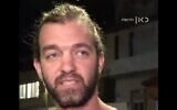 Lev Kreitman s'adressant à la chaîne publique Kann, après avoir abattu l'un des deux terroristes de la fusillade survenue rue de Jérusalem, à Jaffa, au sud de Tel Aviv, le 1er octobre 2024. (Crédit : Capture d'écran/X)