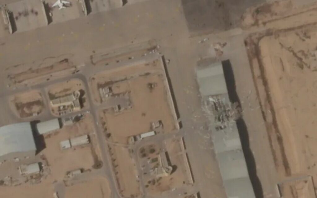 Une photo satellite de la base aérienne israélienne de Nevatim après l'attaque de missiles iraniens semble montrer des dégâts au toit du hangar, le 2 octobre 2024. (Crédit : Planet Labs PBC via AP)
