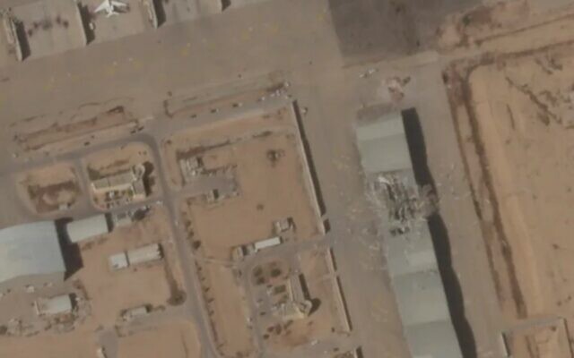 Une photo satellite de la base aérienne israélienne de Nevatim après l'attaque de missiles iraniens semble montrer des dégâts au toit du hangar, le 2 octobre 2024. (Crédit : Planet Labs PBC via AP) Une photo satellite de la base aérienne israélienne de Nevatim après l'attaque de missiles iraniens semble montrer des dégâts au toit du hangar, le 2 octobre 2024. (Crédit : Planet Labs PBC via AP)
