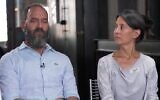 John et Rachel Goldberg-Polin interviewés par sur la chaîne N12, le 10 octobre 2024. (Capture d'écran/N12 : utilisée conformément à la clause 27a de la loi sur le droit d'auteur)
