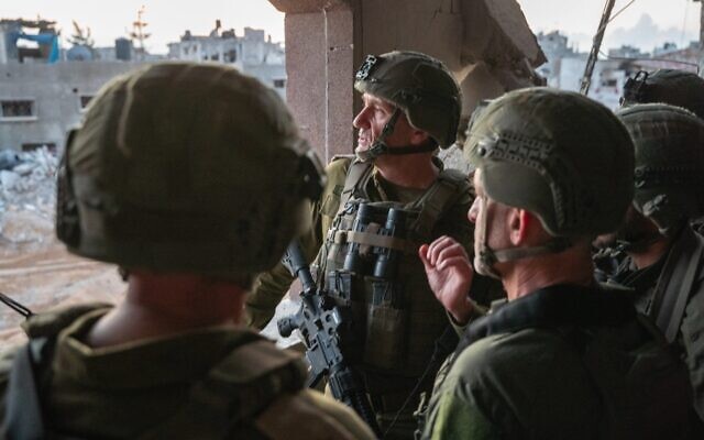 Le chef d’état-major de l’armée israélienne Herzi Halevi visite le site où le chef du Hamas Yahya Sinwar a été tué, à Rafah, à Gaza, le 17 octobre 2024. (Crédit : Armée israélienne) Le chef d’état-major de l’armée israélienne Herzi Halevi visite le site où le chef du Hamas Yahya Sinwar a été tué, à Rafah, à Gaza, le 17 octobre 2024. (Crédit : Armée israélienne)