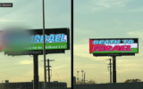 Des panneaux publicitaires piratés affichent des messages haineux contre Israël, au bord d'une voie rapide dans la banlieue de Chicago, mercredi 16 octobre 2024. (Capture d'écran Youtube / CBS Chicago / utilisée conformément à l'article 27a de la loi sur le droit d'auteur)