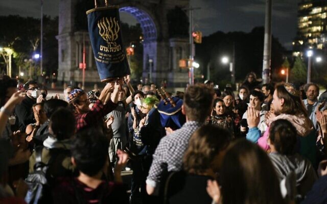 Simchat Torah Across Brooklyn, sur la Grand Army Plaza, en 2021. (Crédit : Gili Getz via JTA)