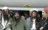 Uriah Ben-Natan faisant l'éloge de son frère Shuvael lors de ses funérailles, au cimetière du mont Herzl, à Jérusalem, le 25 octobre 2024. (Crédit : Capture d'écran/X)
