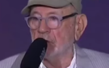 Le réalisateur et acteur juif argentin Norman Briski, sur la scène des Martin Fierro Film Awards, le 4 septembre 2024. (Capture d'écran Youtube / Middle East Monitor / utilisée conformément à l'article 27a de la loi sur le droit d'auteur)
