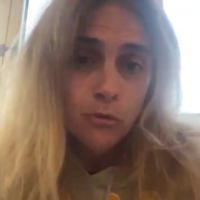 Nancy Szejnberg, victime de menaces antisémites, dans son appartement du 11e arrondissement de Paris, dans une vidéo partagée par le Collectif des vigilants le 29 octobre 2024. (Capture d'écran X / Collectif des vigilants / utilisée conformément à l'article 27a de la loi sur le droit d'auteur)