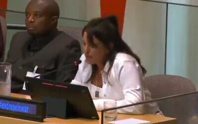 La captive libérée Amit Soussana s'exprimant lors de la cérémonie du Conseil de sécurité des Nations unies marquant les 15 ans de l'établissement du mandat sur la violence sexuelle dans les conflits, à l'ONU, à New York, le 23 octobre 2024. (Crédit : Capture d'écran X/Bring Them Home Now ; utilisée conformément à l'article 27a de la loi sur le droit d'auteur)