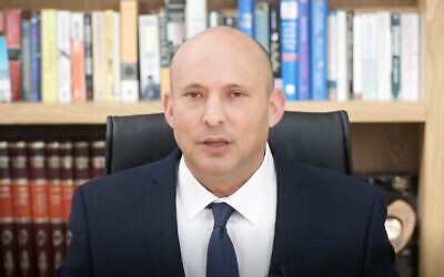 L'ancien premier ministre Naftali Bennett dans une déclaration vidéo sur l'Iran, le 8 octobre 2024. (Capture d'écran)