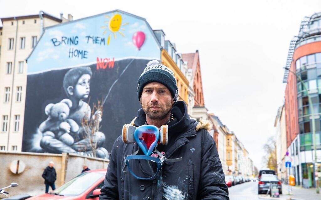 L'artiste Benzi Brofman peint l'une de ses fresques sur le pogrom du Hamas, le 7 octobre 2023, en Allemagne, sur une photo non-datée. (Autorisation : Ruthe Zuntz)