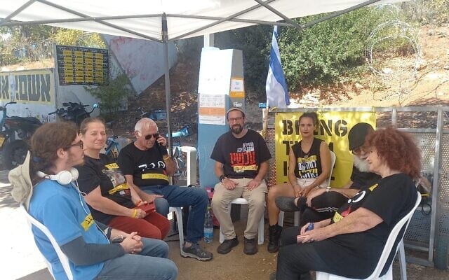 Le rabbin Avidan Freedman (C) et d'autres activistes en grève de la faim devant la Knesset. (Autorisation)