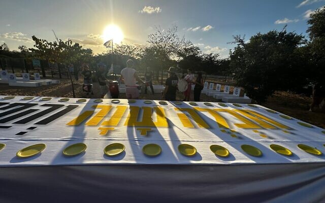 Une table pour le seder de Rosh HaShana installée devant le domicile du Premier ministre Benjamin Netanyahu, à Césarée, le 2 octobre 2024. (Crédit : Oded Engel)