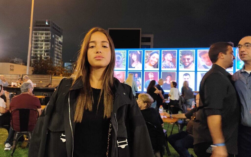 Ofri Rahum, qui a perdu plusieurs membres de sa famille le 7 octobre 2023, lors d'un événement commémoratif à Tel Aviv pour les familles des victimes du massacre de la rave-party Supernova, le 6 octobre 2024. (Crédit : Gavriel Fiske/Times of Israel) Ofri Rahum, qui a perdu plusieurs membres de sa famille le 7 octobre 2023, lors d'un événement commémoratif à Tel Aviv pour les familles des victimes du massacre de la rave-party Supernova, le 6 octobre 2024. (Crédit : Gavriel Fiske/Times of Israel)