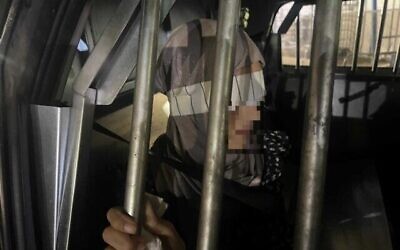 Entisar H. lors de son arrestation par la police tôt dans la journée du 8 octobre 2024 à Tamra, dans le nord d'Israël. (Crédit : Police israélienne)