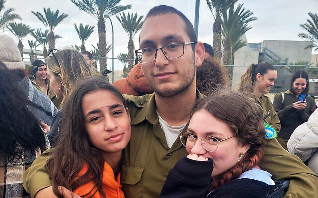 Tamir Nimrodi (au centre) ses deux jeunes sœurs, Mika (à gauche) et Amit ; il a été pris en otage à sa base militaire le 7 octobre 2023. (Crédit : Autorisation) Tamir Nimrodi (au centre) ses deux jeunes sœurs, Mika (à gauche) et Amit ; il a été pris en otage à sa base militaire le 7 octobre 2023. (Crédit : Autorisation)