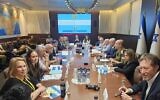 Le Premier ministre Benjamin Netanyahu rencontre les membres de la commission Nagel à Jérusalem le 13 octobre 2024 (Crédit : Bureau du Premier ministre)