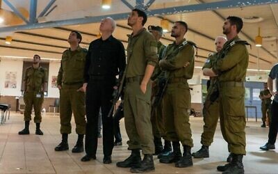 Le ministre de la Défense Yoav Gallant visite une base Golani à Binyamina qui a été touchée par une attaque de drone du Hezbollah, le 14 octobre 2024 (Crédit : Ariel Hermoni/Ministère de la Défense)