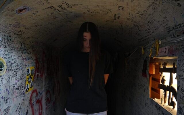 Une femme habillée comme l'otage Naama Levy se tenant dans un décor censé ressembler aux tunnels du Hamas à Gaza, le 19 octobre 2024. (Lior Segev/Mouvement de protestation pour la démocratie) Une femme habillée comme l'otage Naama Levy se tenant dans un décor censé ressembler aux tunnels du Hamas à Gaza, le 19 octobre 2024. (Lior Segev/Mouvement de protestation pour la démocratie)