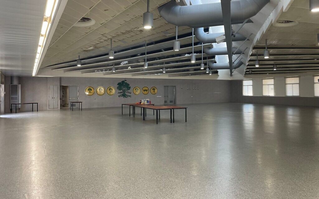 Le réfectoire de la base d'entraînement de la Brigade Golani dans le nord d'Israël après sa réparation suite à une attaque de drone du Hezbollah, sur une photo publiée le 20 octobre 2024. (Crédit : Ministère de la Défense)