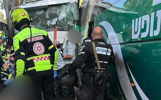 La scène où un camion a percuté un arrêt de bus près de Glilot, au nord de Tel Aviv, le 27 octobre 2024 (Magen David Adom).