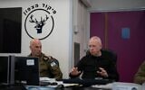 Le ministre de la Défense Yoav Gallant (à droite) et le major-général Ori Gordin (à gauche) au QG du Commandement du Nord, à Safed, le 29 octobre 2024. (Crédit : Ariel Hermoni/Ministère de la Défense)