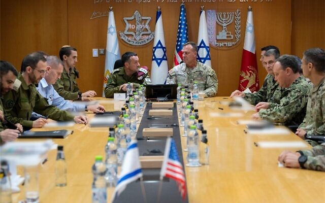 Illustration : Le chef du CENTCOM américain, le général Michael Kurilla, à droite, rencontre le chef d'état-major de Tsahal, le lieutenant-général Herzi Halevi, à gauche, et d'autres généraux au QG de l'armée israélienne à Tel-Aviv, le 8 septembre 2024. (Crédit : Armée israélienne) Illustration : Le chef du CENTCOM américain, le général Michael Kurilla, à droite, rencontre le chef d'état-major de Tsahal, le lieutenant-général Herzi Halevi, à gauche, et d'autres généraux au QG de l'armée israélienne à Tel-Aviv, le 8 septembre 2024. (Crédit : Armée israélienne)