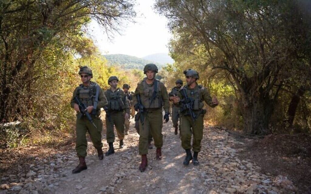 Le chef du Commandement du Sud, le général de division Uri Gordin (au centre), au sud du Liban, sur une photo publiée le 9 octobre 2024. (Crédit : Armée israélienne)