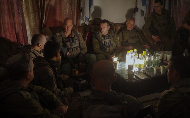 Le chef d'état-major de l’armée israélienne, le lieutenant-général Herzi Halevi (au centre) et le chef de l’agence de sécurité intérieure du Shin Bet, Ronen Bar (à droite), assistant à une évaluation de la situation dans le sud du Liban, le 10 octobre 2024. (Crédit : Armée israélienne) Le chef d'état-major de l’armée israélienne, le lieutenant-général Herzi Halevi (au centre) et le chef de l’agence de sécurité intérieure du Shin Bet, Ronen Bar (à droite), assistant à une évaluation de la situation dans le sud du Liban, le 10 octobre 2024. (Crédit : Armée israélienne)