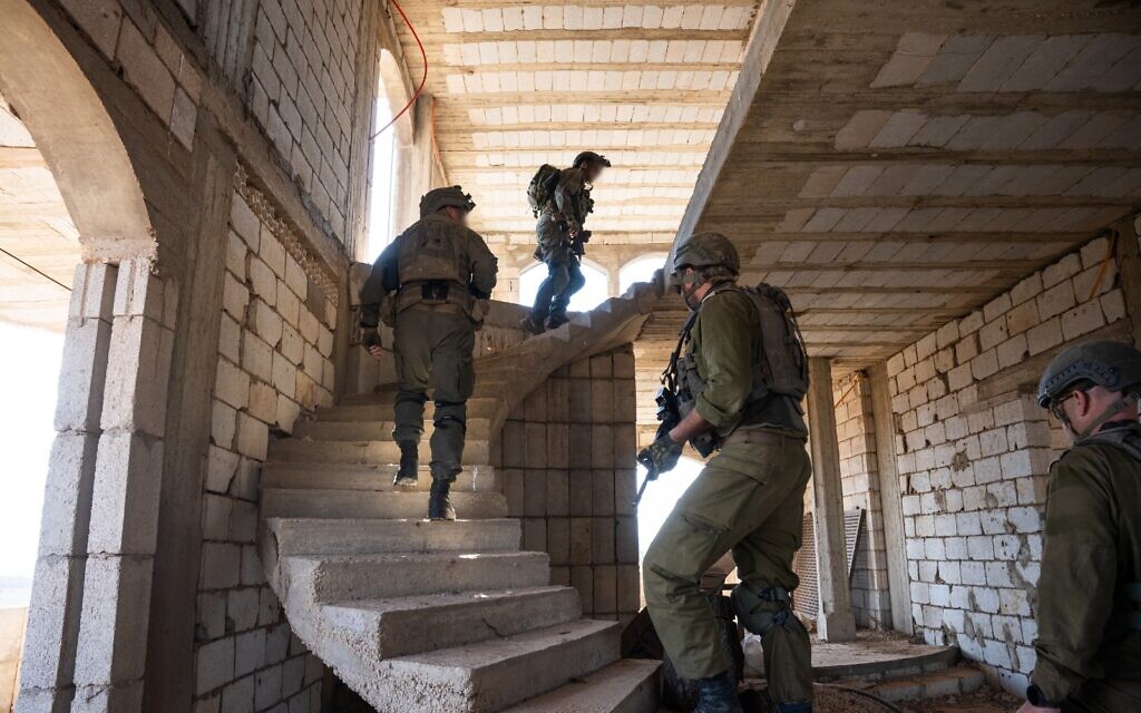 Des troupes opérant au sud-Liban, sur une photo non datée publiée le 21 octobre 2024 (Crédit : Armée israélienne)
Fumée et incendie sur le site d'un incendie provoqué par des missiles tirés depuis le Liban près de la ville de Rosh Pina, dans le nord d'Israël, le 20 octobre 2024. (Crédit : Ayal Margolin/Flash90)