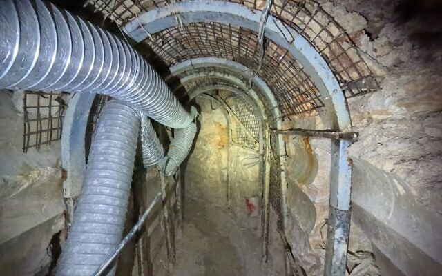 Un tunnel du Hezbollah au Liban fouillé par l'armée israélienne, ces derniers mois, sur une photo publiée par Tsahal, le 1er octobre 2024. (Crédit : Armée israélienne) Un tunnel du Hezbollah au Liban fouillé par l'armée israélienne, ces derniers mois, sur une photo publiée par Tsahal, le 1er octobre 2024. (Crédit : Armée israélienne)