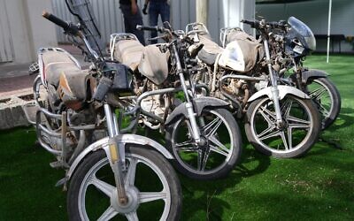 Des motos saisies à des terroristes du Hamas présentées à des journalistes étrangers et à d'autres personnes à l'occasion du premier anniversaire du pogrom perpétré par le groupe terroriste palestinien du Hamas le 7 octobre 2023 dans le sud d'Israël. (Credit : Unité du porte-parole de l’armée israélienne)